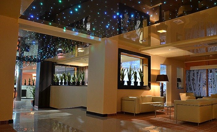 Натяжной потолок в отеле