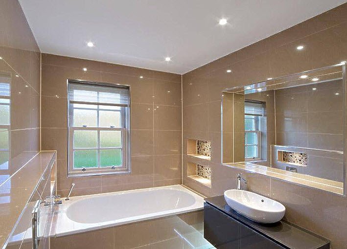 Натяжной потолок в ванной